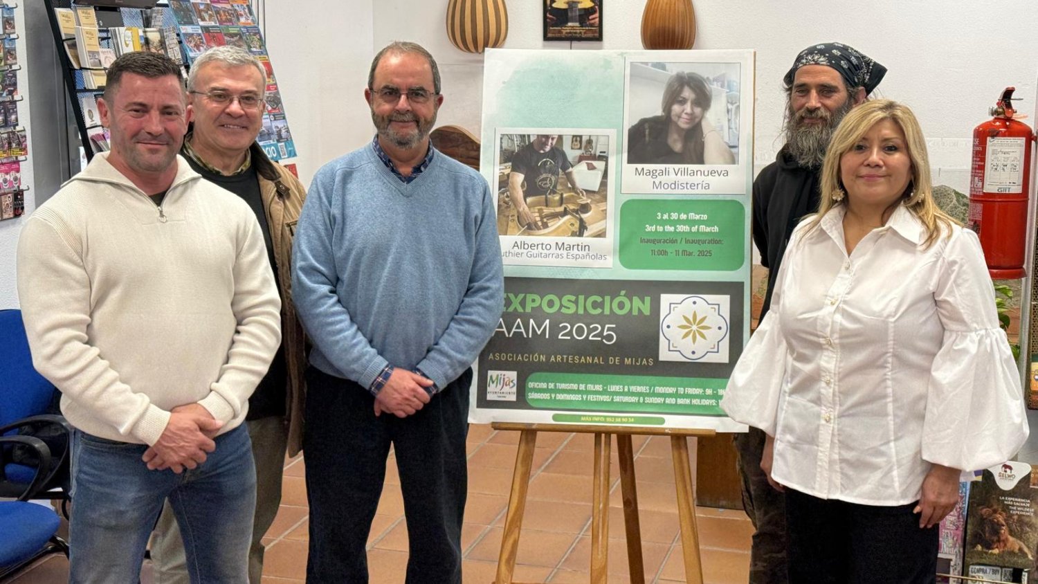 La oficina de turismo de Mijas acoge la exposición de las guitarras de Alberto Martín y los diseños de Magali Villanueva