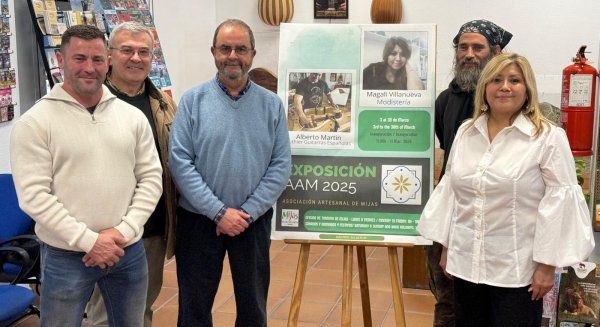 La oficina de turismo de Mijas acoge la exposición de las guitarras de Alberto Martín y los diseños de Magali Villanueva