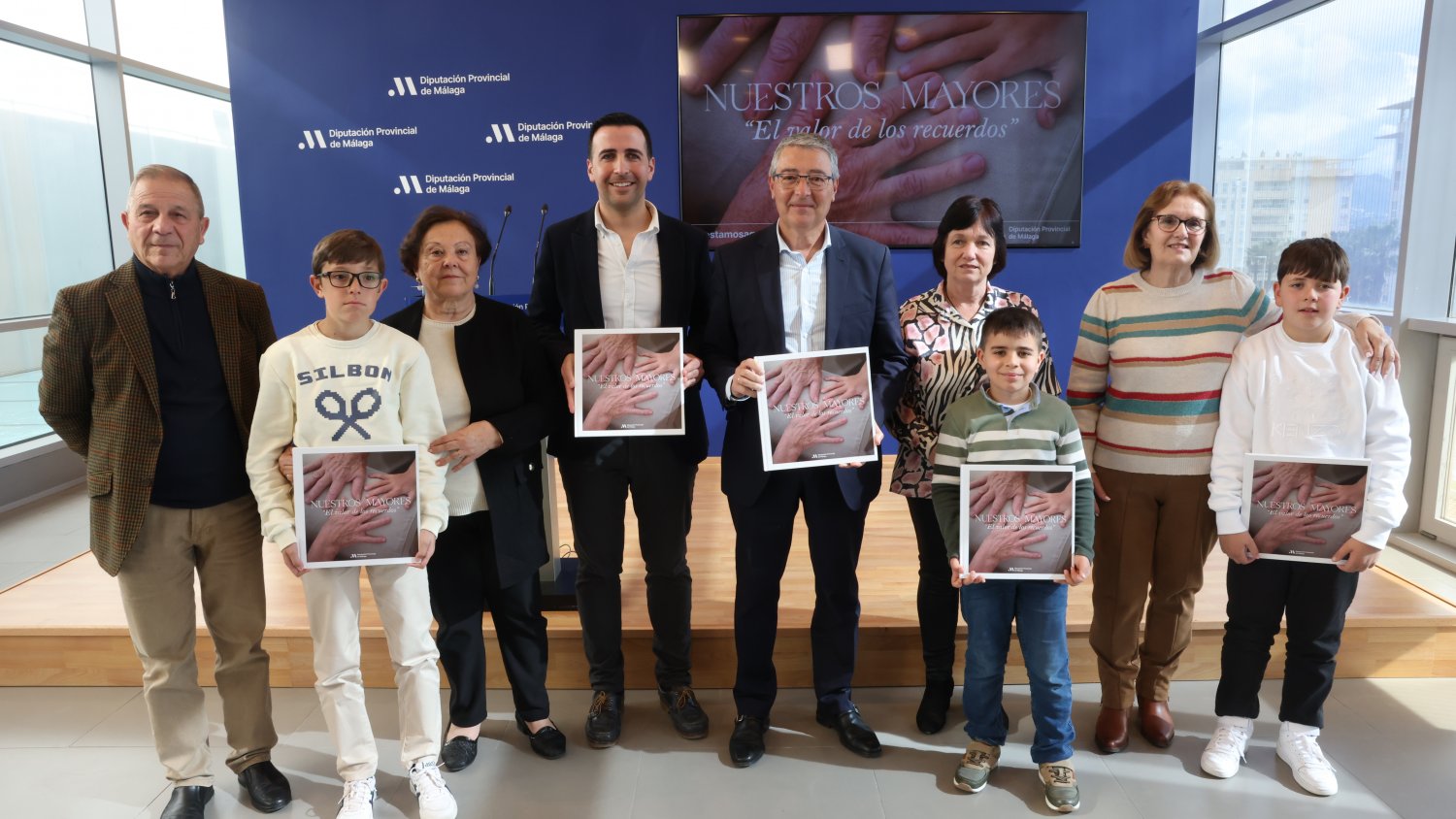 La Diputación promueve el diálogo entre abuelos y nietos con la publicación 'Nuestros Mayores: El valor de los recuerdos'
