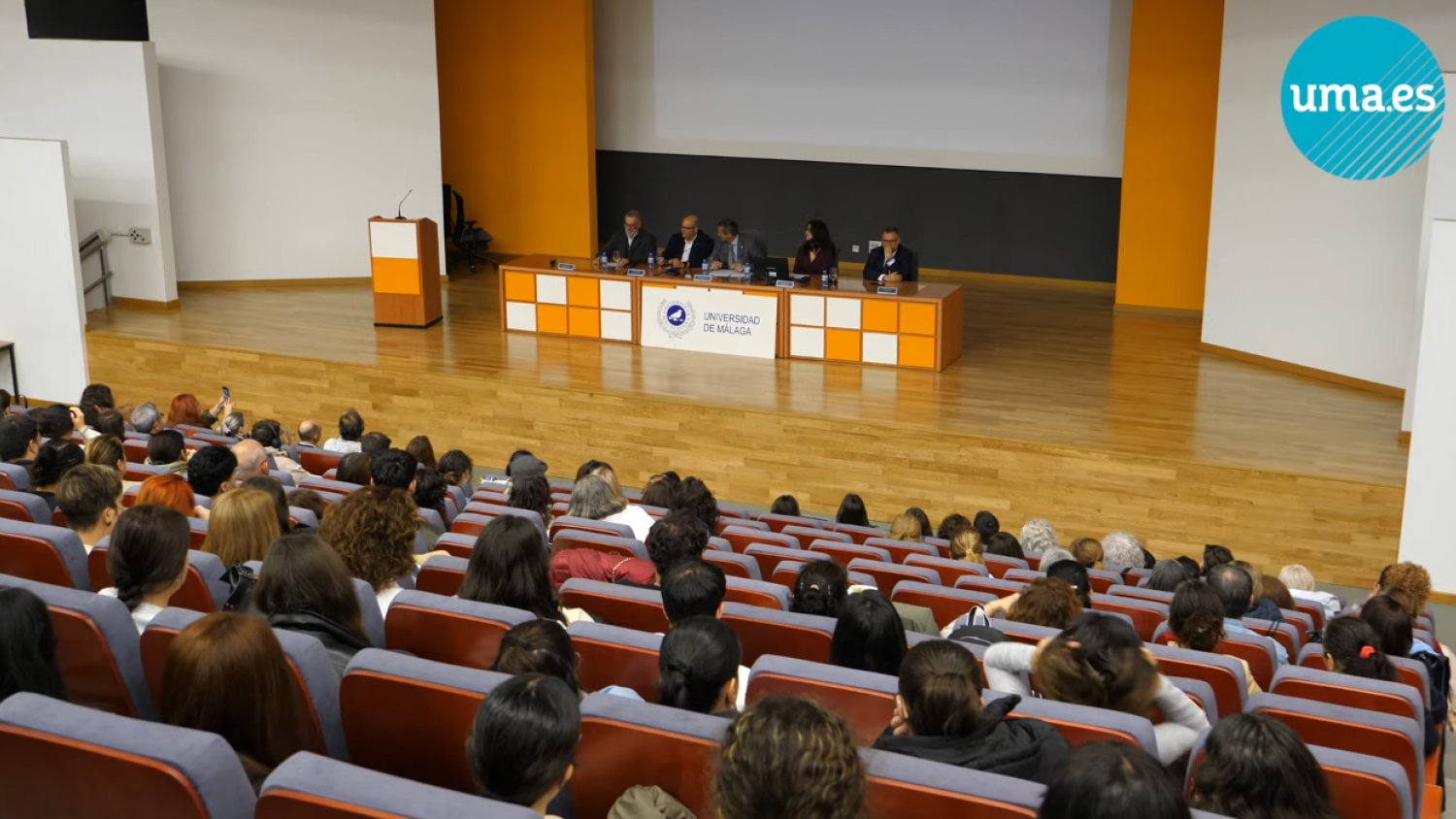 Más de 400 personas se reúnen en la UMA en una jornada dedicada a niñas y mujeres con neurodivergencia autista