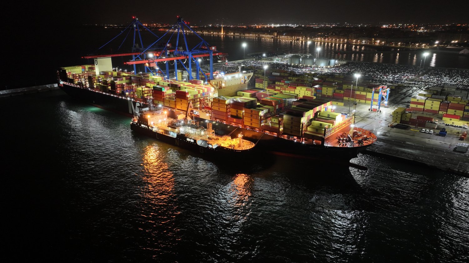 El Puerto de Málaga acoge la primera operación de suministro de GNL a un buque de mercancías en España desde otro barco