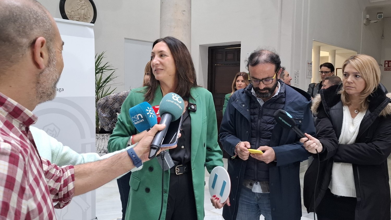 Loles López destaca el compromiso social en la lucha contra la LGTBIfobia y entrega 66 distintivos de “espacio seguro”