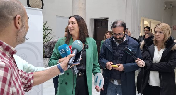 Loles López destaca el compromiso social en la lucha contra la LGTBIfobia y entrega 66 distintivos de “espacio seguro”