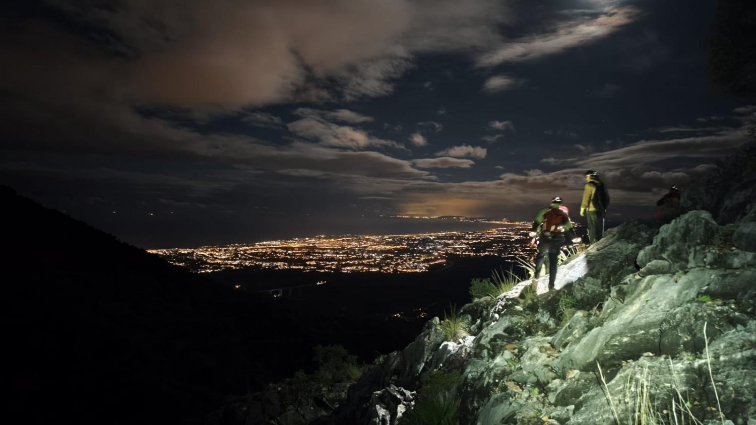 Bomberos de Marbella rescatan a dos jóvenes perdidos al descender desde el pico de La Concha
