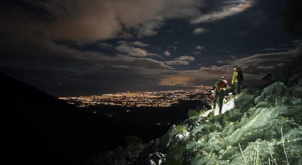 Bomberos de Marbella rescatan a dos jóvenes perdidos al descender desde el pico de La Concha