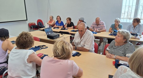 Los talleres de Prensa sin Edad llegarán a personas mayores de 26 municipios malagueños