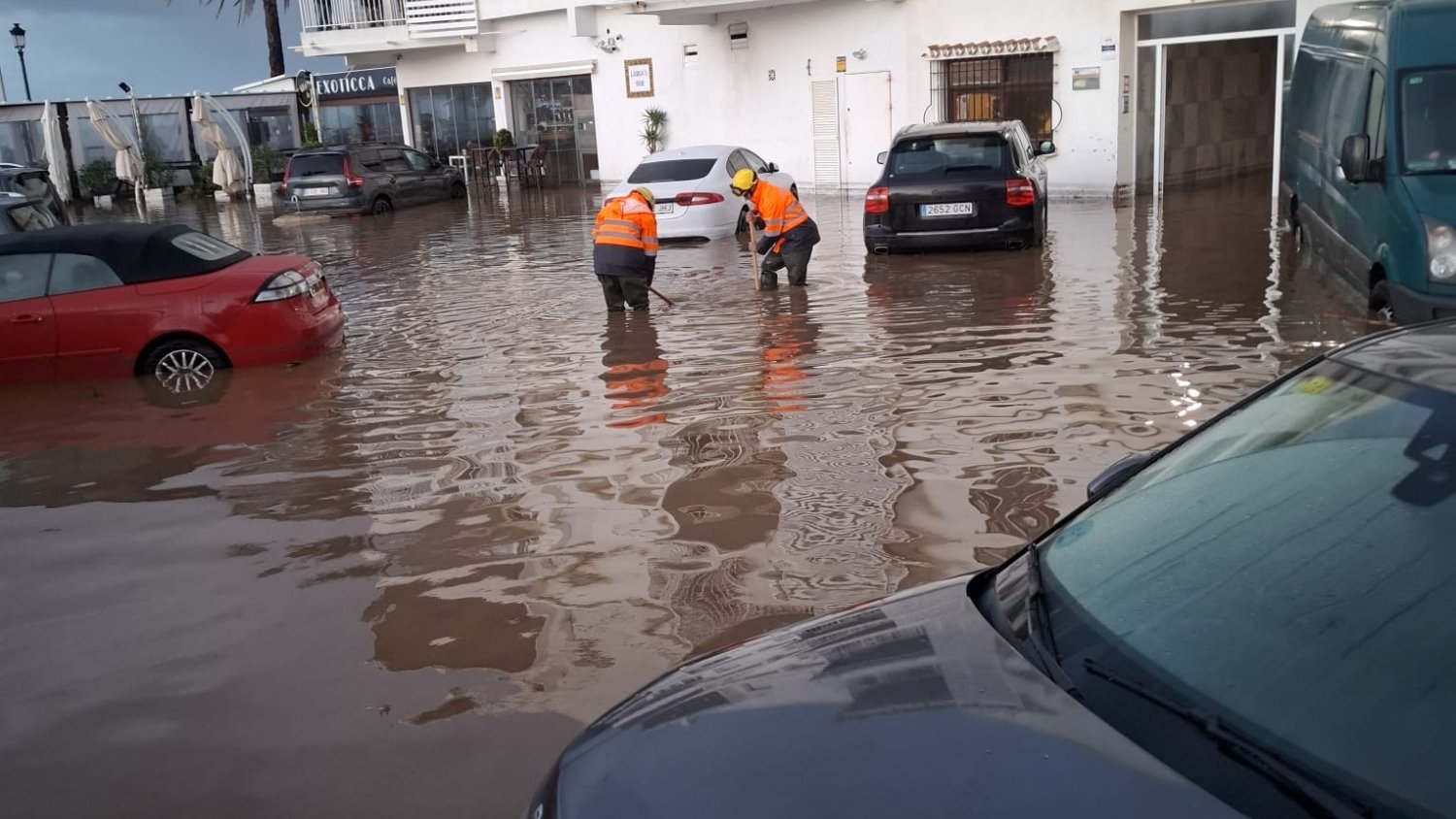 Evacúan de urgencia a vecinos de la urbanización Los Pinos, en la desembocadura del río Guadaiza, por las inundaciones en Marbella