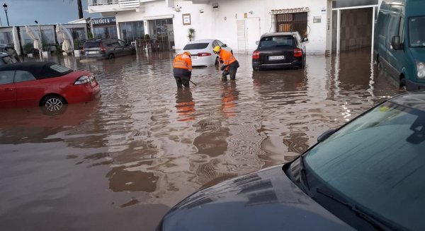 Evacúan de urgencia a vecinos de la urbanización Los Pinos, en la desembocadura del río Guadaiza, por las inundaciones en Marbella