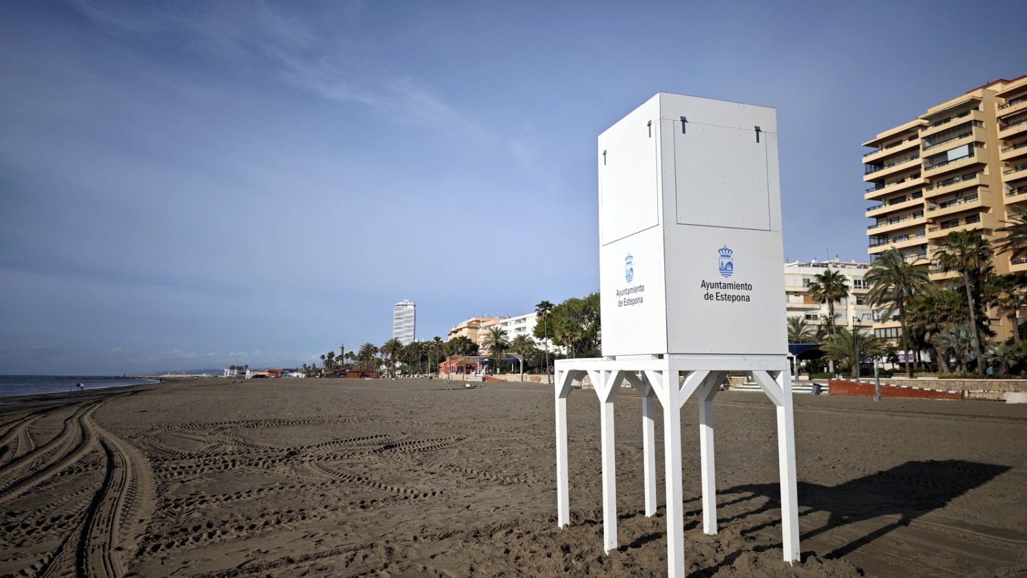 El Ayuntamiento de Estepona comienza a instalar las nuevas torres para el servicio de vigilancia y salvamento