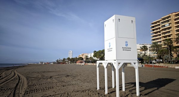 El Ayuntamiento de Estepona comienza a instalar las nuevas torres para el servicio de vigilancia y salvamento