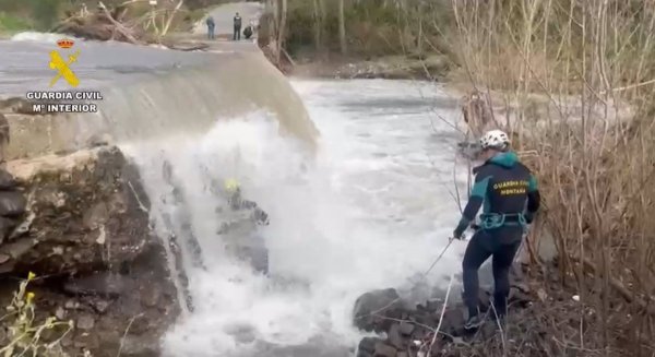 Continúa la búsqueda del motorista arrastrado por la corriente del río Genal