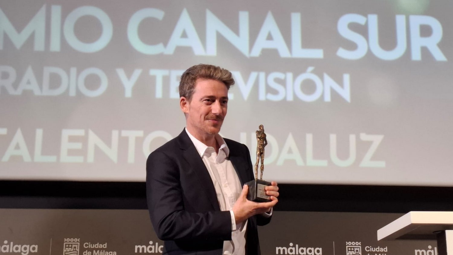El actor Víctor Clavijo recibe el premio al talento andaluz de Canal Sur en el Festival de Málaga