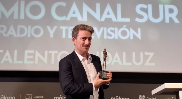El actor Víctor Clavijo recibe el premio al talento andaluz de Canal Sur en el Festival de Málaga