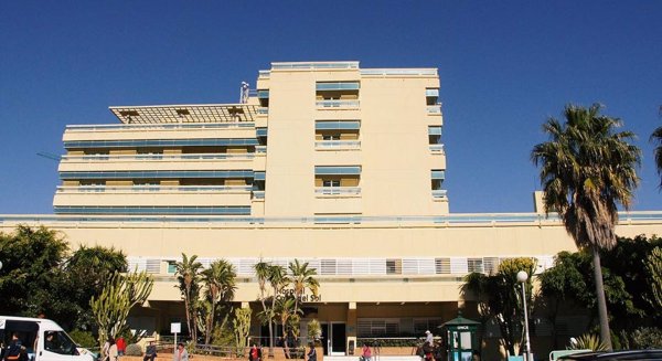 Evacuado al hospital un hombre de 74 años tras un incendio en un local en Marbella
