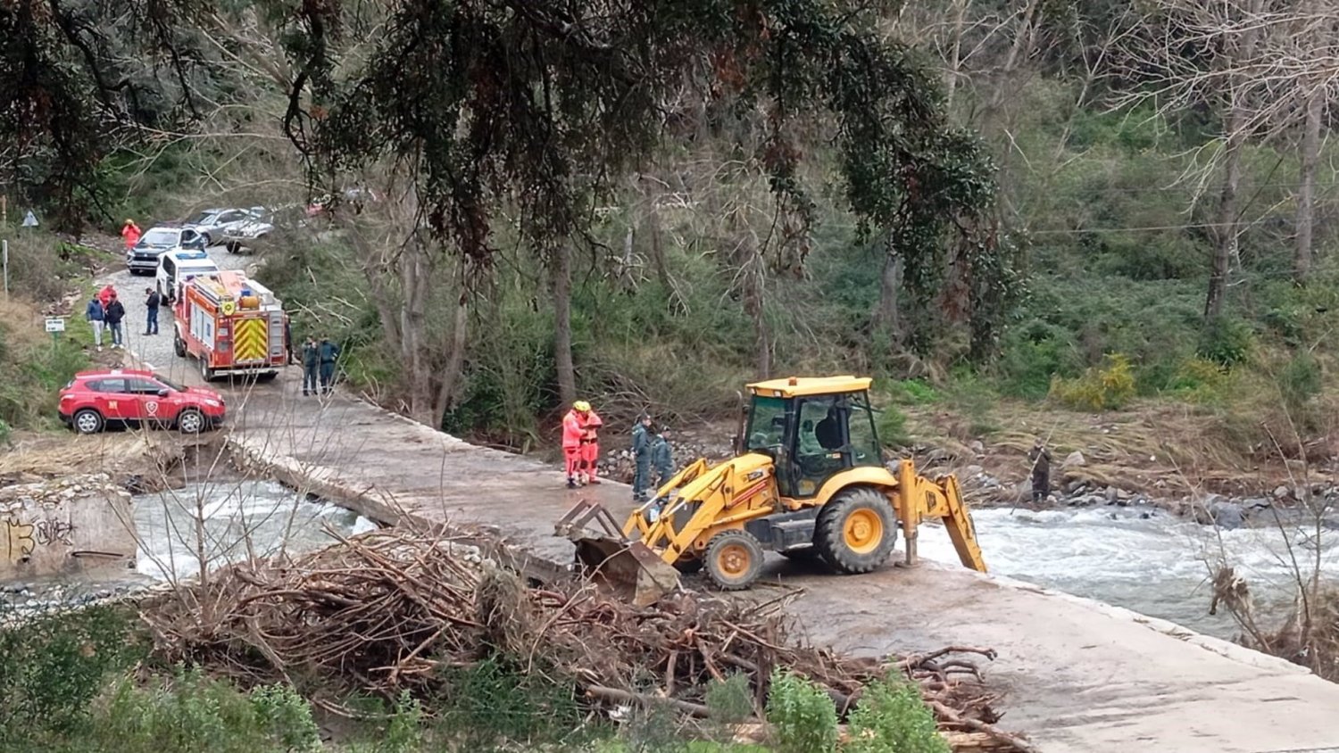 Continúa la búsqueda del motorista arrastrado por el río Genal y se une un perro al dispositivo