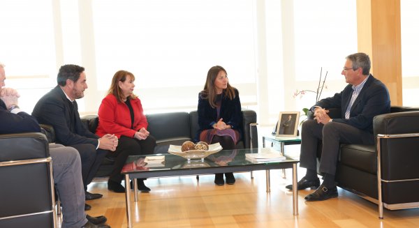 Francisco Salado recibe a Flor Carrasco, la primera decana del Colegio de la Abogacía de Málaga