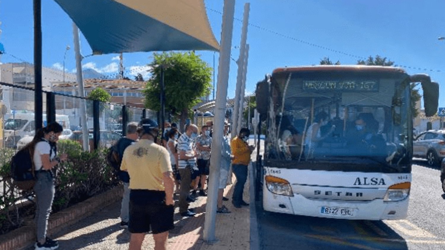 La Junta pone en marcha 5 líneas de  autobús a la playa desde 15 pueblos del interior