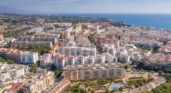 El Ayuntamiento de Estepona destinará parcelas de equipamiento público a la construcción de viviendas protegidas en alquiler