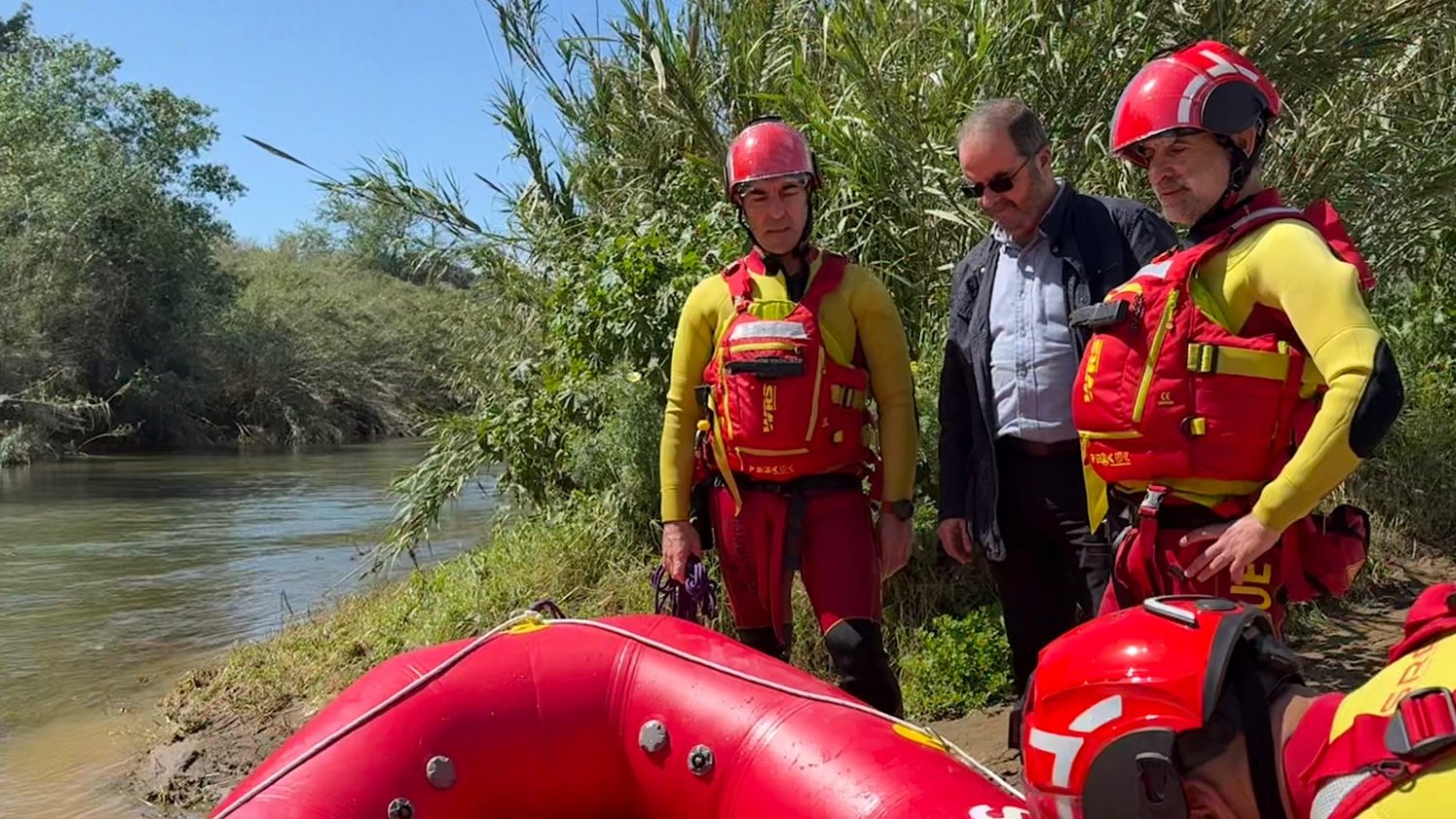 El Ayuntamiento de Mijas refuerza la formación continua de sus bomberos con nuevas prácticas de rescate acuático en el río Gomenaro