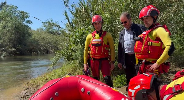 El Ayuntamiento de Mijas refuerza la formación continua de sus bomberos con nuevas prácticas de rescate acuático en el río Gomenaro