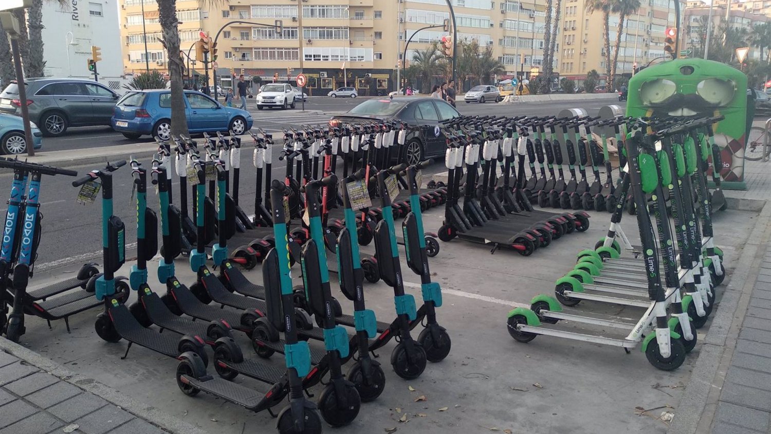 Málaga inicia la retirada de los VMP y de las señales de los estacionamientos reservados en la vía pública