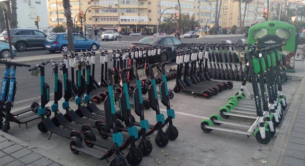 Málaga inicia la retirada de los VMP y de las señales de los estacionamientos reservados en la vía pública