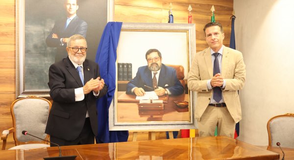 El Ayuntamiento de Torrox rinde homenaje a su historia en democracia