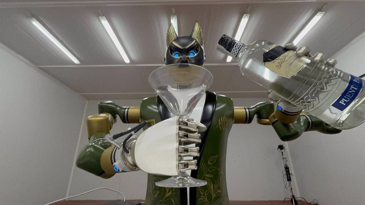 La empresa malagueña Macco desarrolla un robot humanoide para el sector hostelería y lo exporta a Estados Unidos