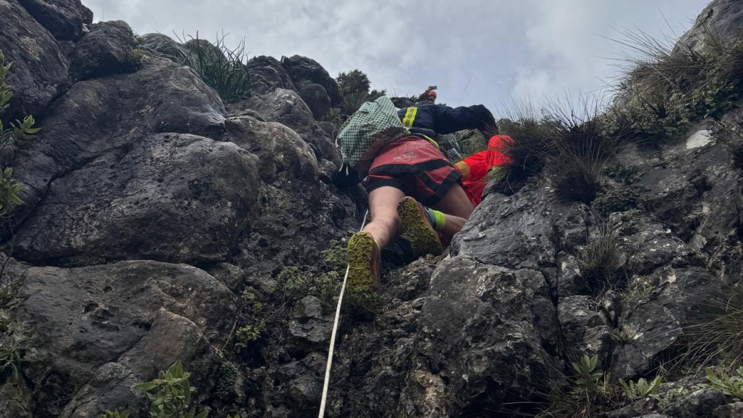 Bomberos de Marbella rescatan a un ciudadano holandés que se había extraviado en La Concha