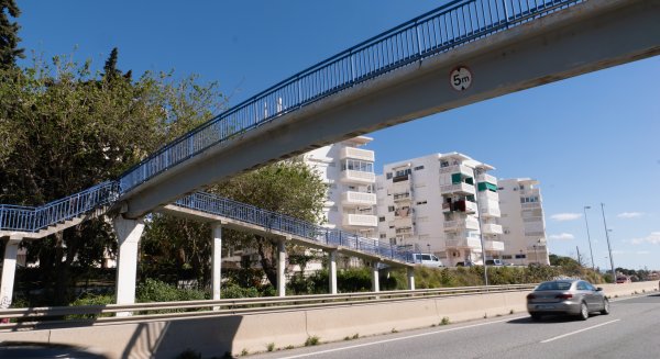 Estepona reclama al Gobierno la reparación urgente del paso elevado de la autovía en Parque Antena, cerrado desde hace meses