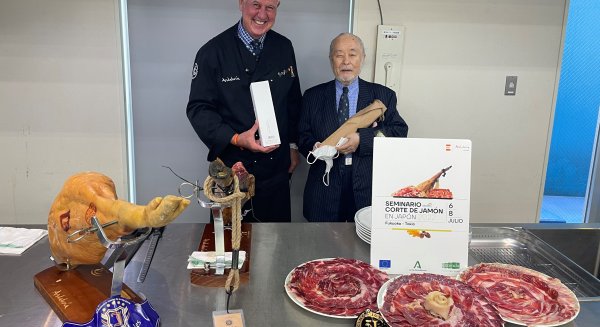 Extenda finaliza con éxito el XIV Seminario de Corte de Jamón en Japón para fomentar el consumo de entre chefs