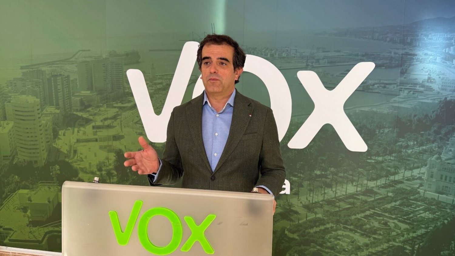 Vox critica al consejero de Turismo 'por apoyar las multas a las compañías aéreas de bajo coste'