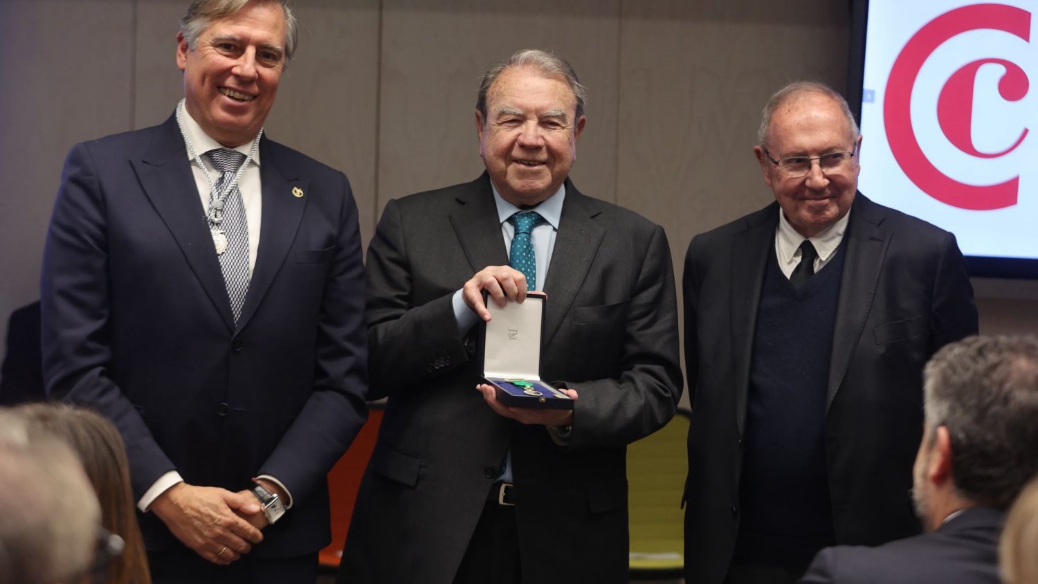 Jerónimo Pérez Casero recibe la doble imposición de la medalla de la Cámara de España y Cámara de Málaga 
