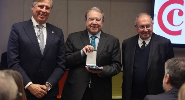 Jerónimo Pérez Casero recibe la doble imposición de la medalla de la Cámara de España y Cámara de Málaga 