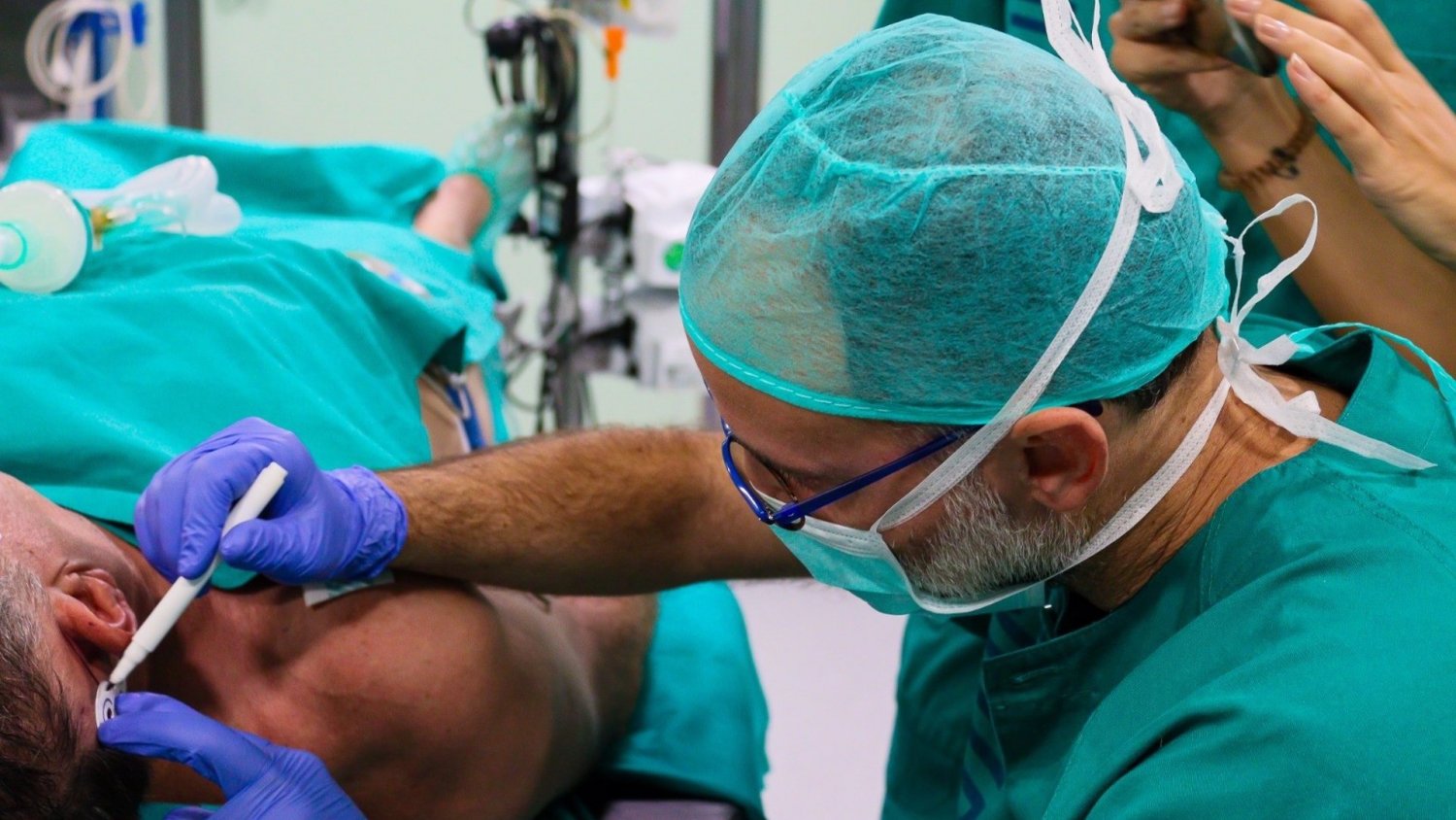 El Hospital Regional Universitario de Málaga realiza su primer implante transcutáneo activo en un paciente