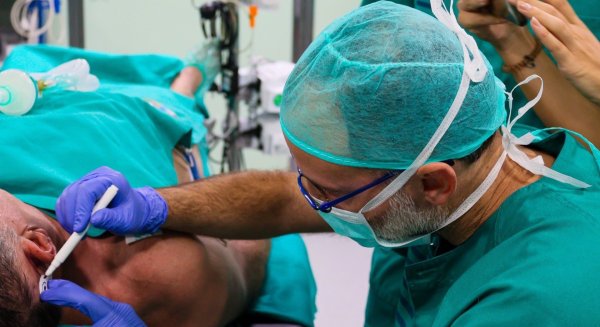 El Hospital Regional Universitario de Málaga realiza su primer implante transcutáneo activo en un paciente
