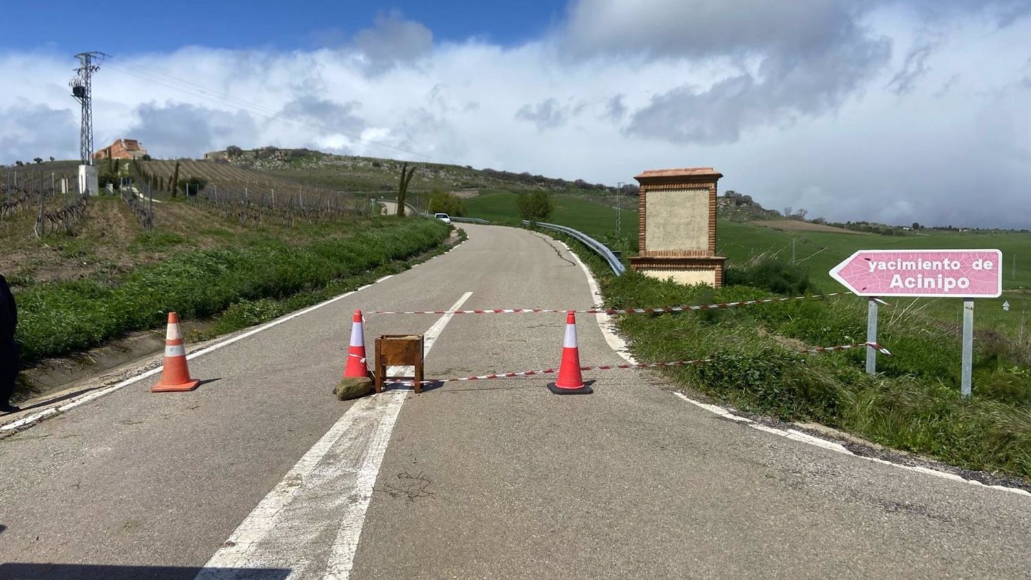 Cortada la carretera MA-7402 en Ronda por un desprendimiento en la zona de acceso al yacimiento de Acinipo