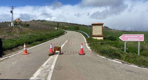 Cortada la carretera MA-7402 en Ronda por un desprendimiento en la zona de acceso al yacimiento de Acinipo