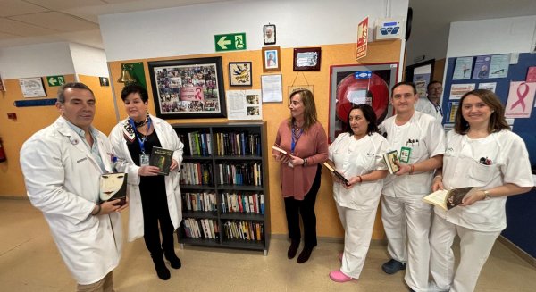 El Hospital de Antequera inaugura una biblioteca para pacientes en el Hospital de Día Médico 