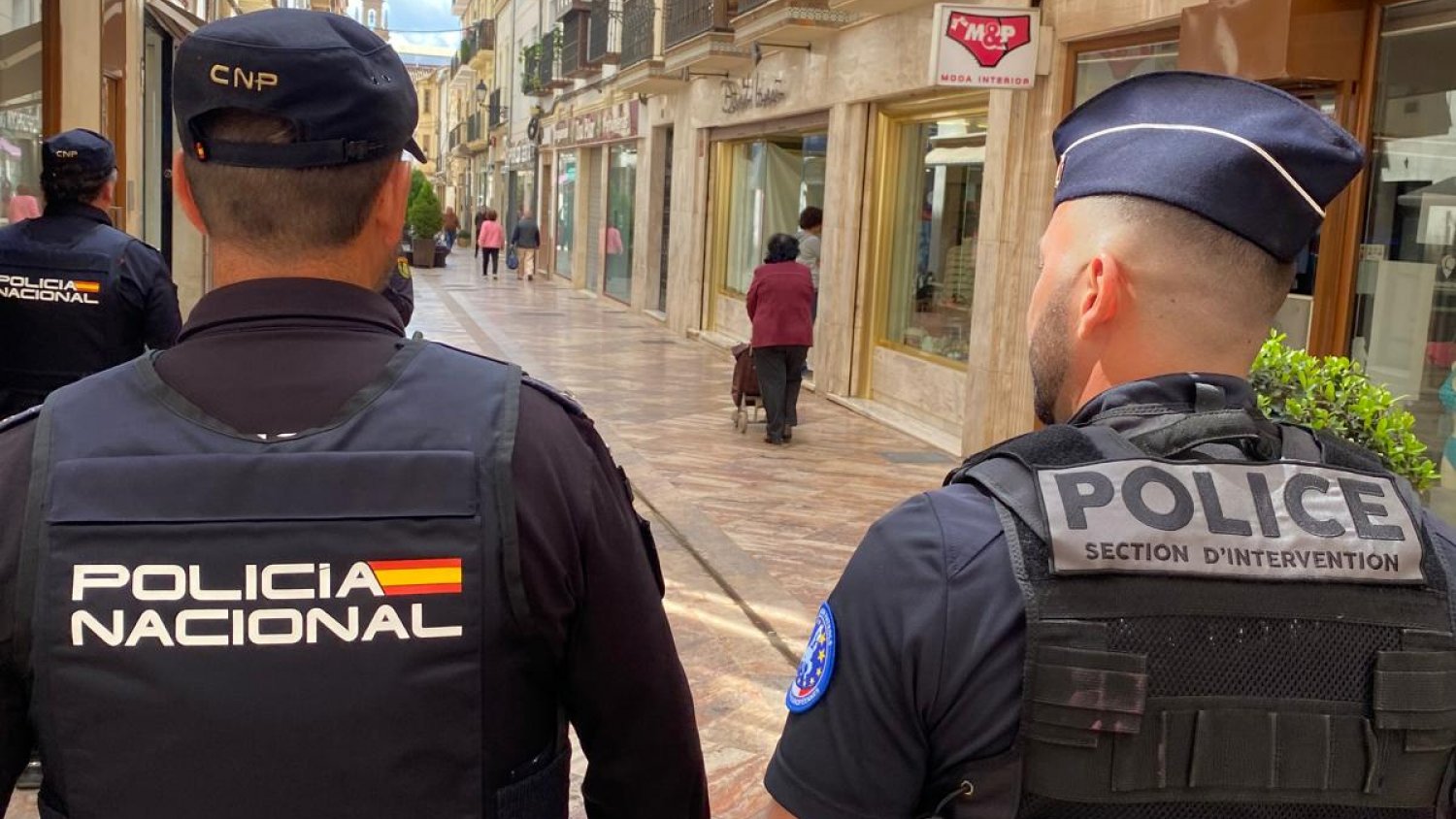 La Policía Nacional patrulla en Antequera junto a un agente de la Police Nationale francesa para reforzar la seguridad de los turistas