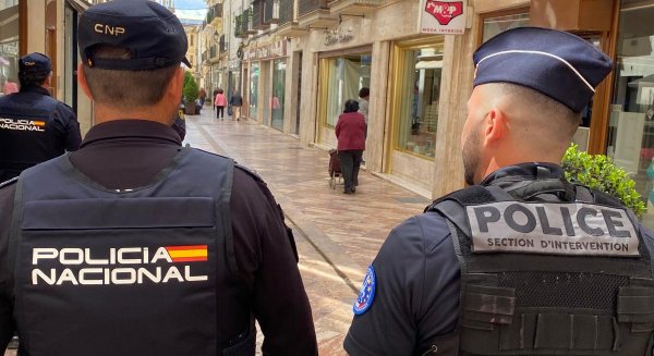 La Policía Nacional patrulla en Antequera junto a un agente de la Police Nationale francesa para reforzar la seguridad de los turistas