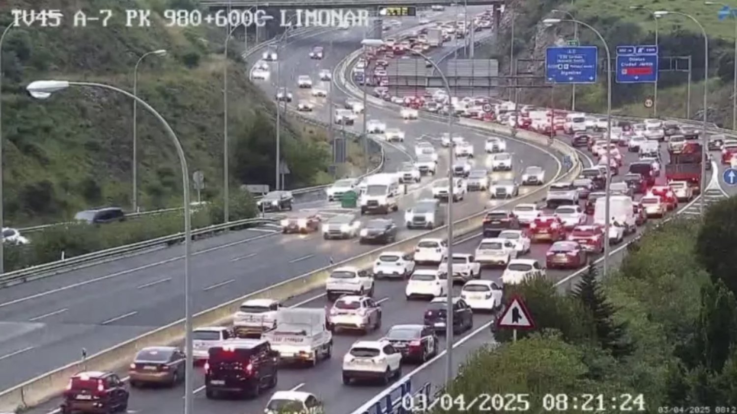 Una colisión por alcance antes del túnel de San José deja retenciones en la A-7 de unos 14 kilómetros 