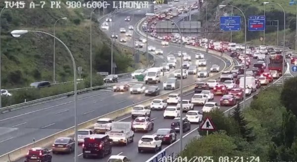 Una colisión por alcance antes del túnel de San José deja retenciones en la A-7 de unos 14 kilómetros 