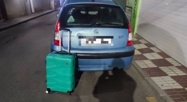 Dos detenidos en Mijas tras ser sorprendidos in fraganti robando una maleta de un vehículo