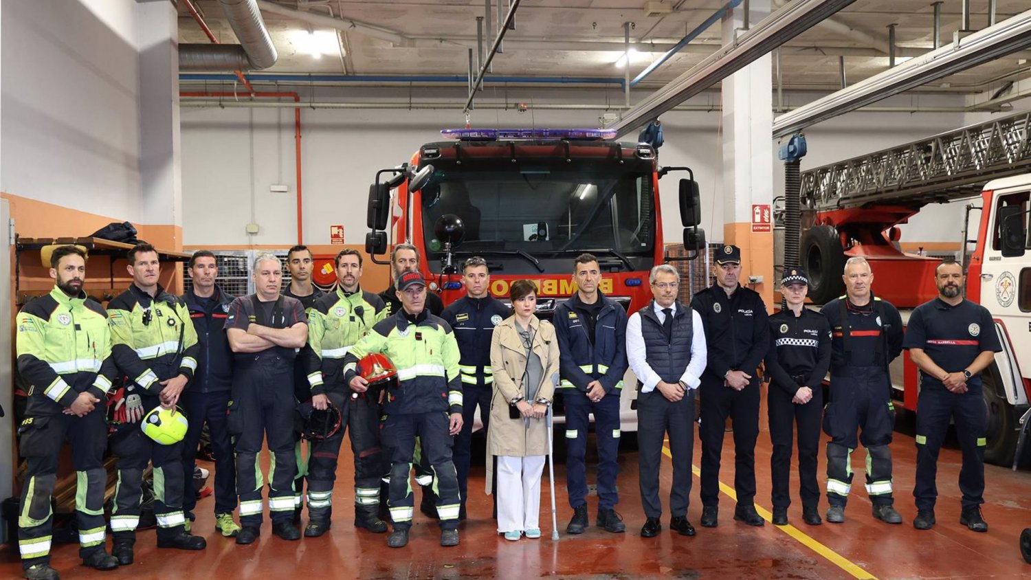 Bomberos de Marbella guardan un minuto de silencio en memoria de sus compañeros fallecidos en Alcorcón