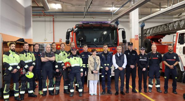 Bomberos de Marbella guardan un minuto de silencio en memoria de sus compañeros fallecidos en Alcorcón