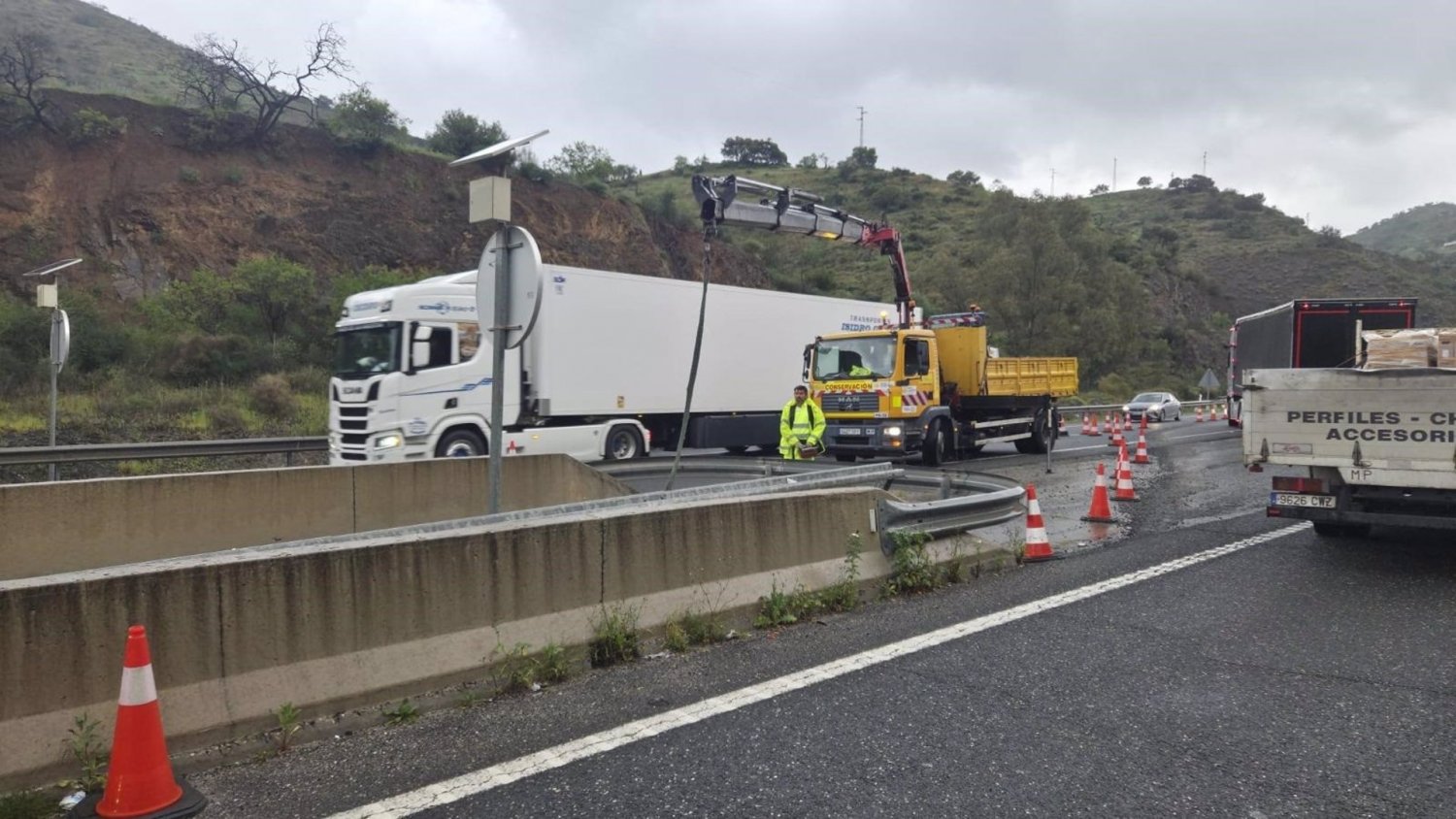 Transportes reabre la calzada de la A-45  sentido Córdoba y aborda los remates para estabilizar el talud en Casabermeja