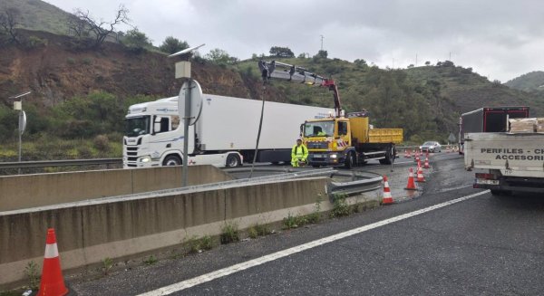 Transportes reabre la calzada de la A-45  sentido Córdoba y aborda los remates para estabilizar el talud en Casabermeja