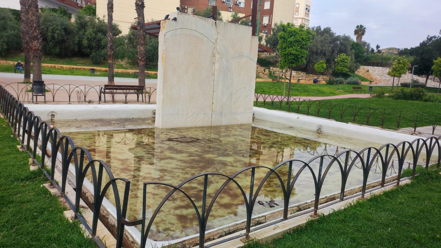 Los vecinos de Nueva Málaga reclaman la sustitución de la fuente ornamental del Parque del Norte por una de surtidores