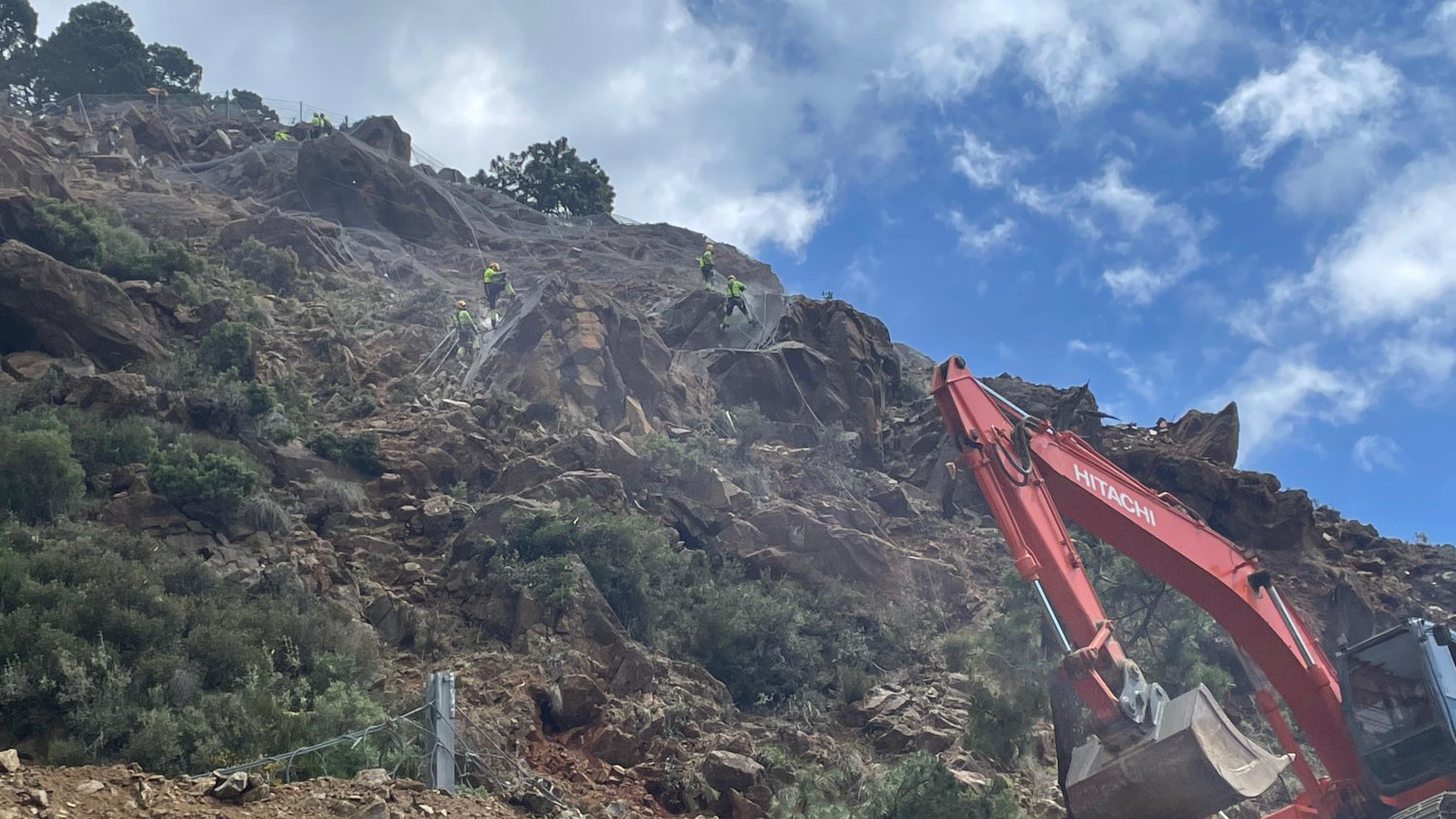 Las obras en la carretera A-397 continúan con el extendido de la malla de estabilización de la ladera